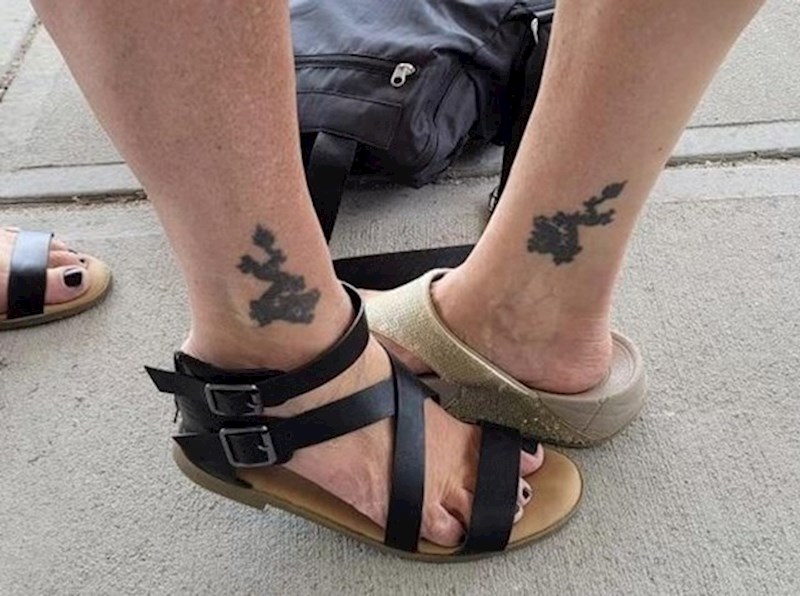 4. Pronašla je osobu koja ima potpuno istu tetovažu kao ona, izgleda kao preslika!