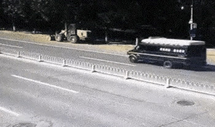 Ovaj motorist rođen je pod sretnom zvijezdom, pogledajte kako je za dlaku izbjegao užasnu nesreću