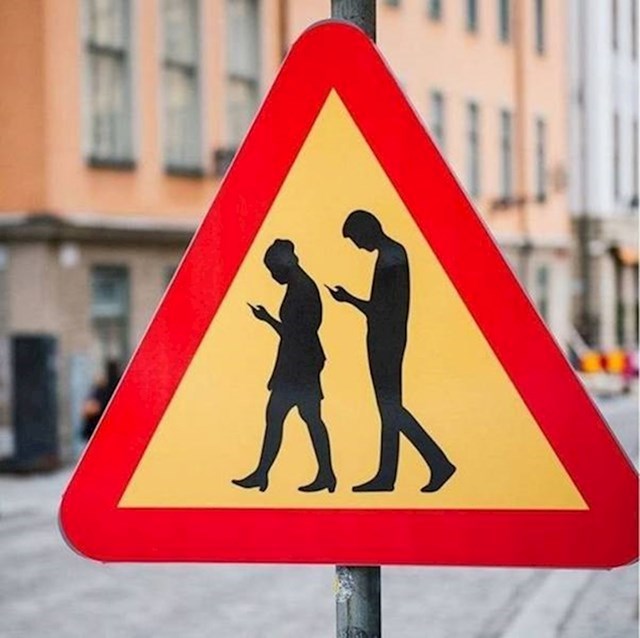 1. U Stokholmu postoji znak koji vozače upozorava na nepažljive pješake koji gledaju u svoj smartphone.