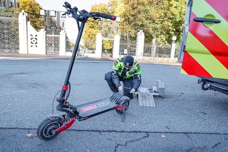 17. Romobil zbog čudne perspektive izgleda veće od čovjeka
