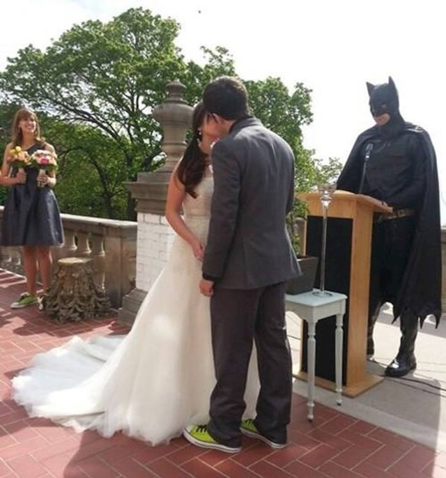 15. Rekao joj je: "Oženit ću te samo ako će nam Batman voditi ceremoniju!"