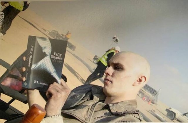 6. Nicholas Hoult čita na snimanju filma Mad Max
