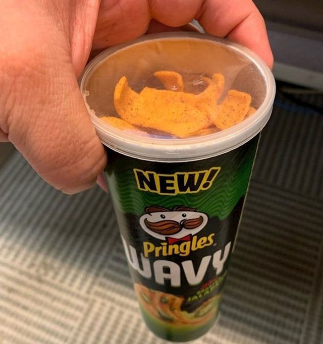 11. Nemojte bacati kutiju od Pringlesa! Spremite ostatke chipsa kojeg niste pojeli u nju, duže će ostati svjež.