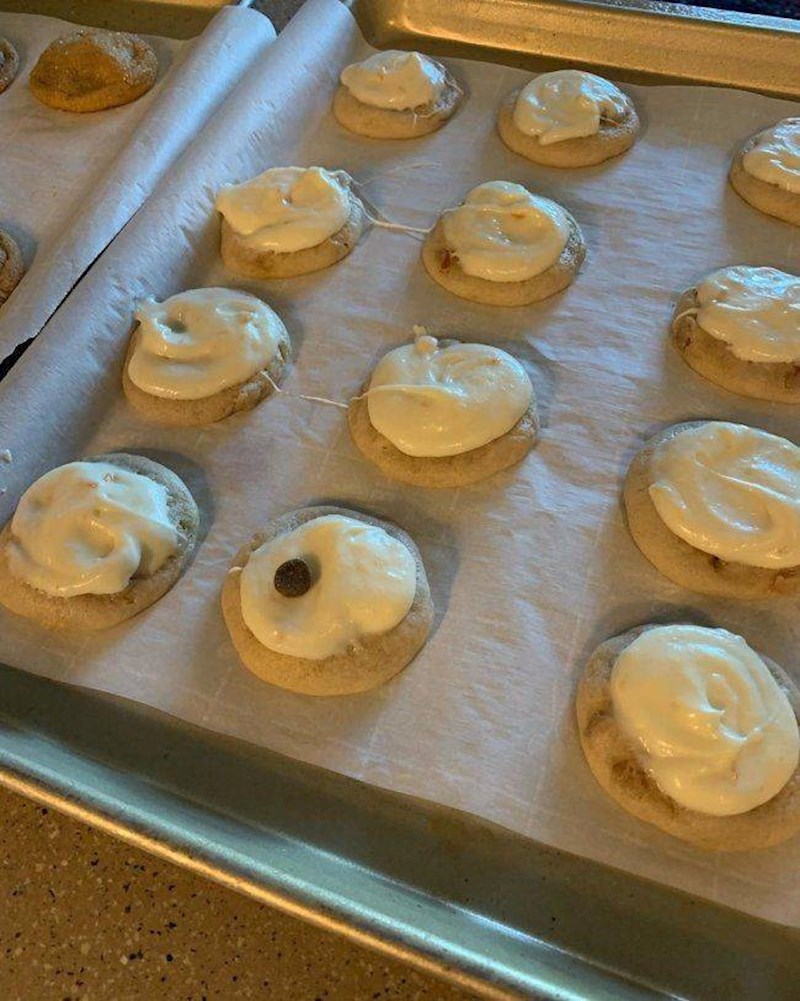 1. Odlučio je pripremiti kolačiće za svoju obitelj, ali paralelno je hranio pse. Tako mu se potkrao komadić pseće hrane na kolačiću.