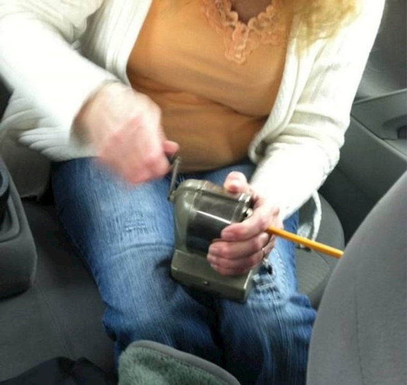 12. Vozila sam se u autu s obitelji, nešto pisala i pukla mi je olovka. Ironično sam pitala ima li tko šiljilo, a moja mama je izvadila ovo:o sam