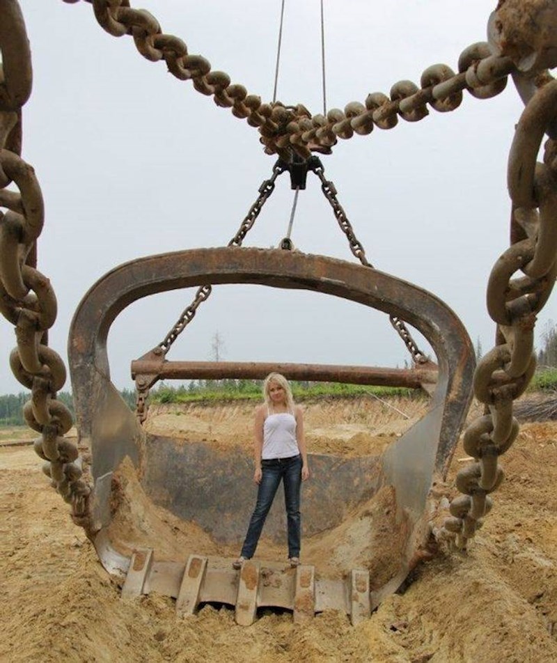 6. Djevojka i dio bagera