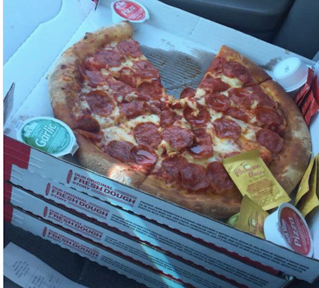 11. Ostavio je otvoren prozor od auta i otišao u dućan. Netko mu je pojeo komad pizze.