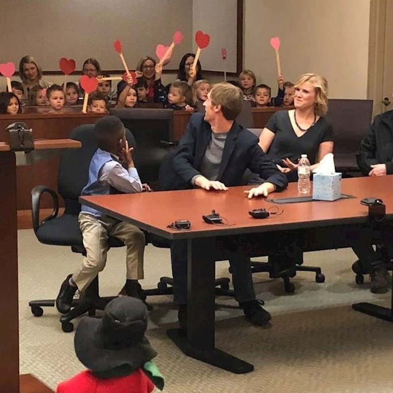 9. 5-godišnji dječak pozvao je ekipu iz vrtića da dođu svjedočiti njegovom posvojenju. I baš svi su se pojavili!❤️