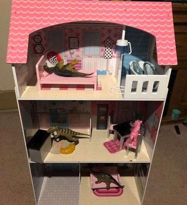 6. Ova djevojčica obožava dinosaure, a roditelji su joj kupili kuću za lutke. Evo što se dogodilo...