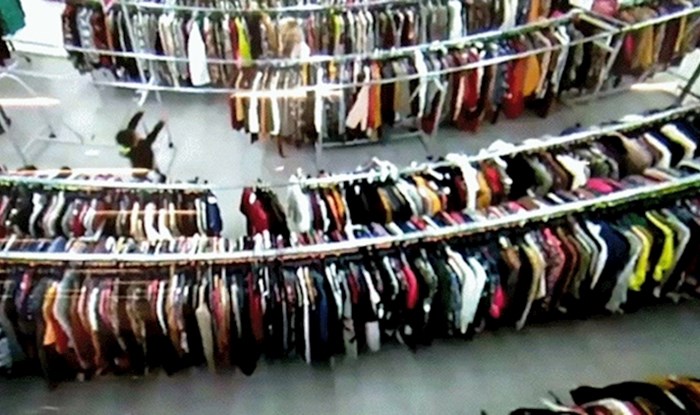 Nestašni dječak prouzročio je potpuni kaos u tekstilnom dućanu