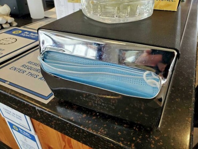 1. Restoran koji na ulazu u držaču salveta ima maske za lice, u slučaju da ste zaboravili svoju