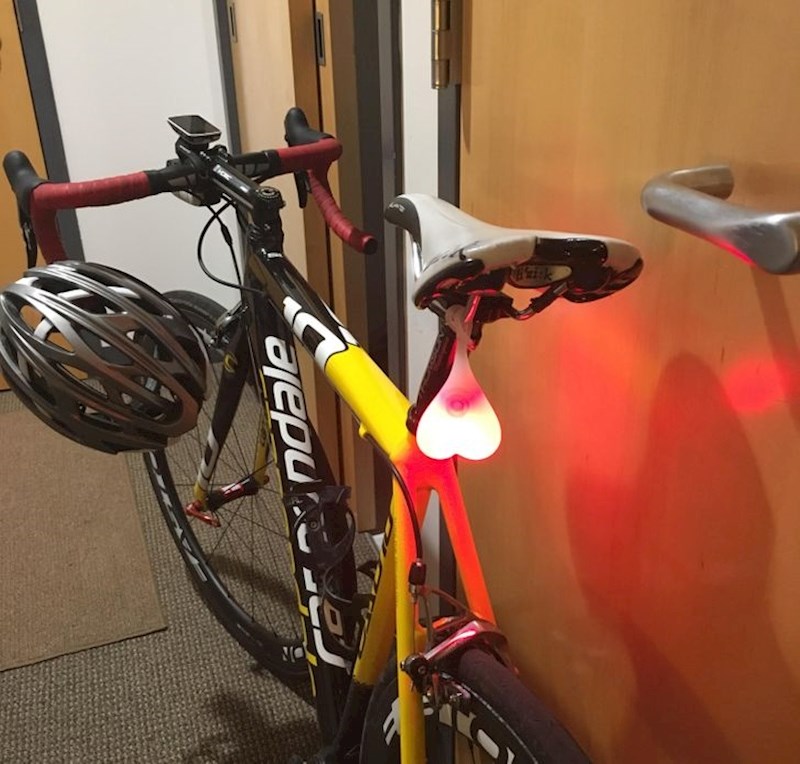 3. Mislio je da je kupio slatka svjetla za bicikl u obliku srca. Ipak, većinu će ljudi podsjetiti na mošnju.😆