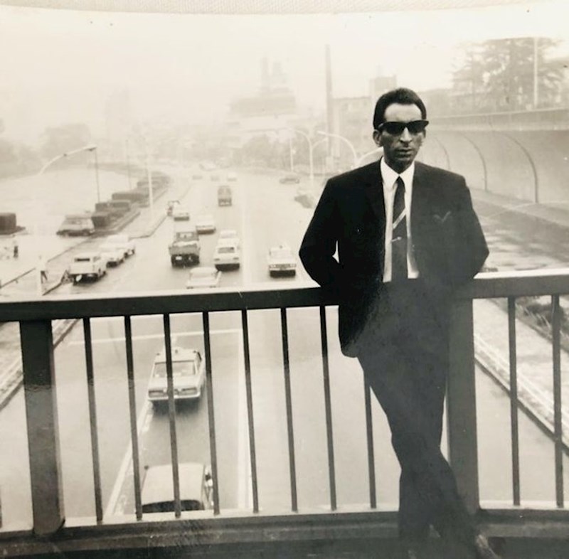 17. Moj djed izgleda kao lik iz Matrixa. Ili Ljudi u crnom...