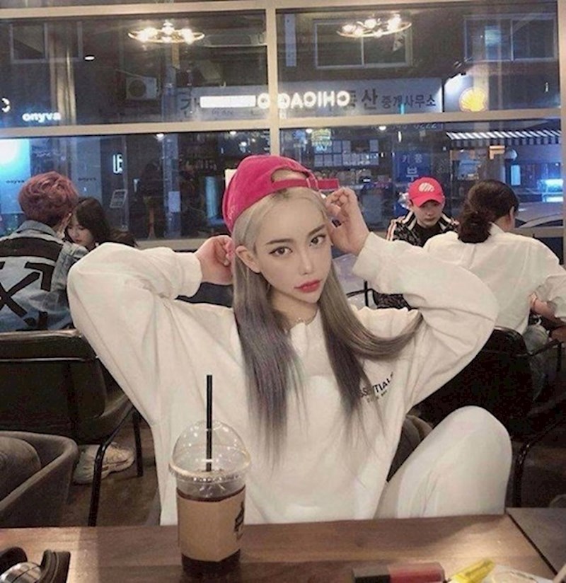 7. Lice joj se pretvara u jednakokračni trokut.