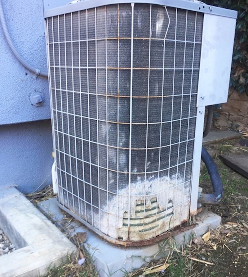 9. Jedinica za klimatizaciju nakon što po njoj 20 godina uriniraju psi