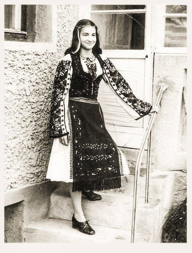 4. "Moja baka 1970-ih u rumunjskoj narodnoj nošnji."