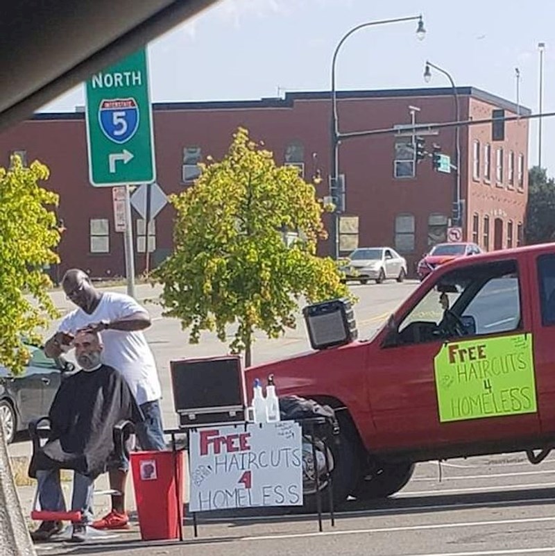 Ovaj frizer posve besplatno šiša beskućnike.