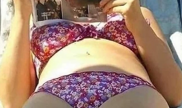 Žena je čitala časopis na plaži, a netko je primijetio urnebesnu slučajnost zbog koje je fotka hit
