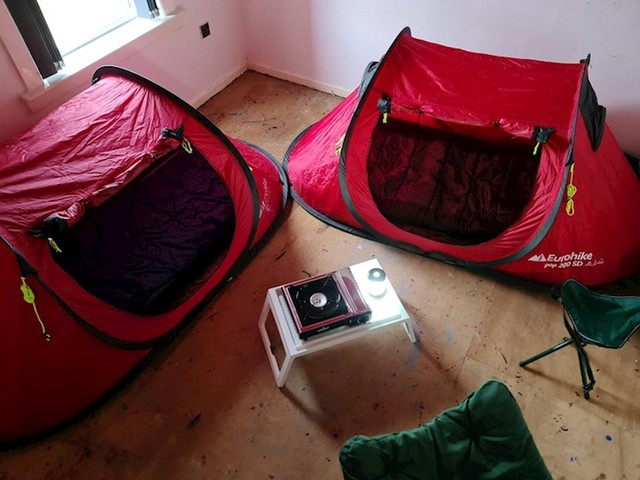 7. "Moj sin stalno me moli da ga povedem na kampiranje. Nažalost, vani je trenutno prehladno. Ali zato sam mu pripremio ovo iznenađenje kad se vrati iz škole!"