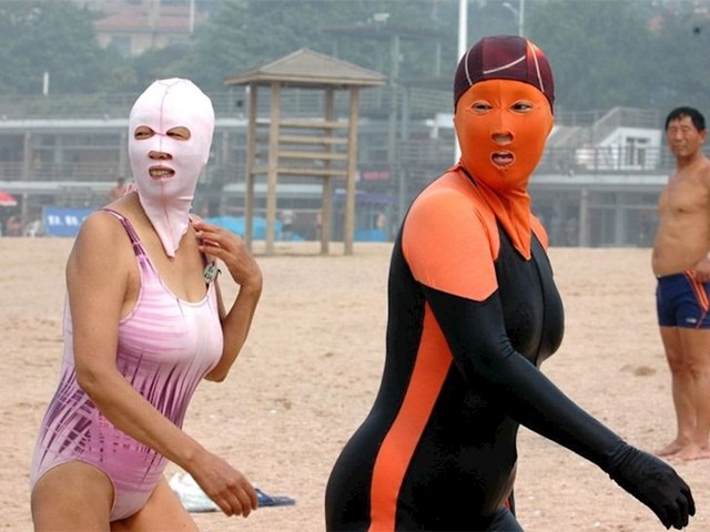 2. Žene na plažama često nose ovakve maske, jer im je iznimno važno da im koža lica ne potamni.