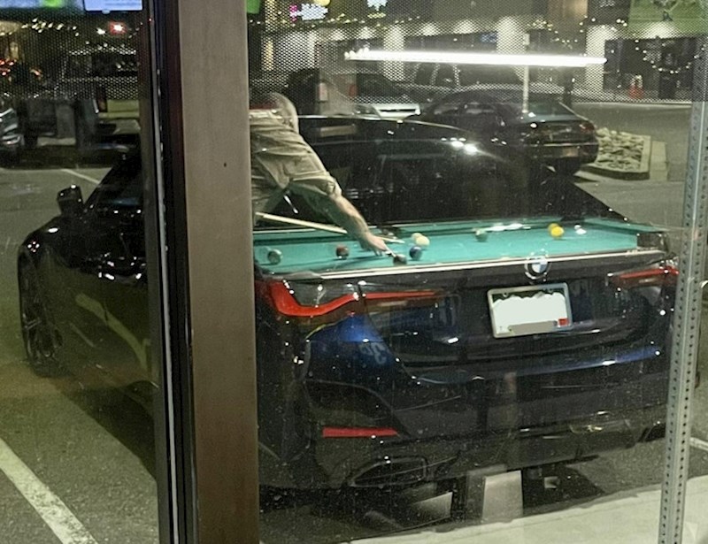 2. Netko igra biljar na autu?🤔