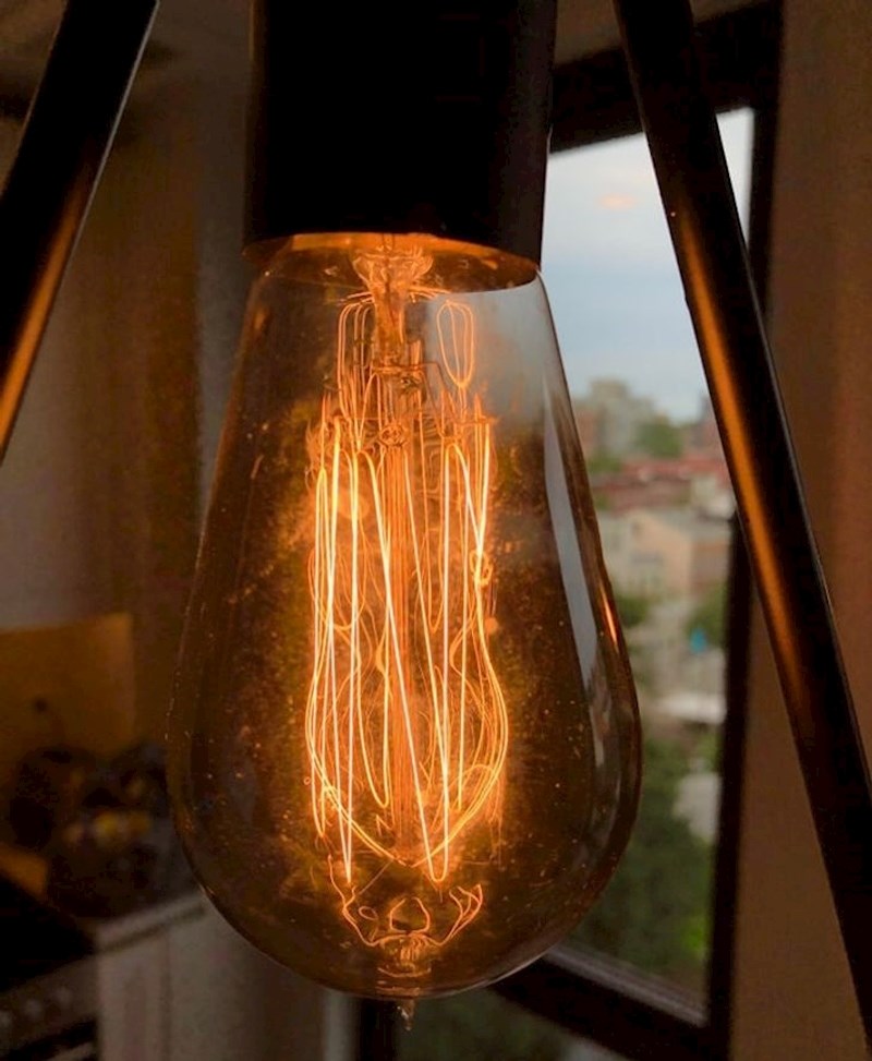 7. Žarulja iz 1902. I dalje radi!!