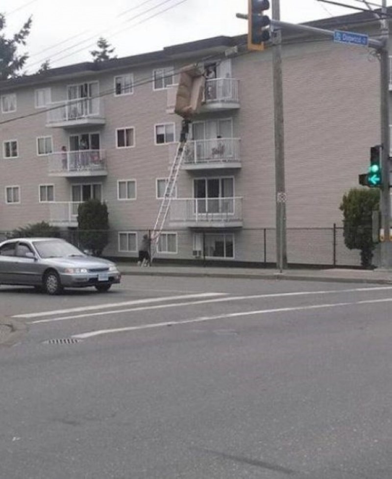 #14 Ili je ovaj kauč na napuhavanje ili koriste najbolju vradžbinu koju čovjek poznaje.