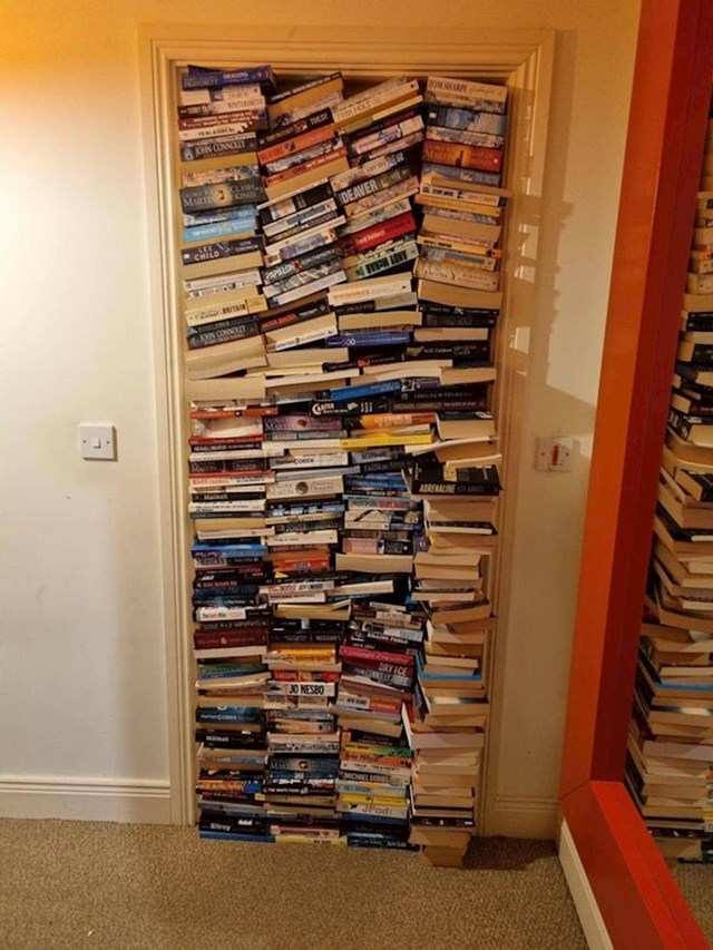 12. "Rekla sam klincima da ponesu na kat par knjiga za čitanje. Ovo su vrata moje spavaće sobe..."