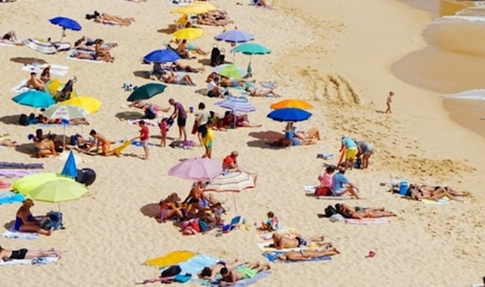 Žena je svojom metodom nanošenja kreme za sunčanje nasmijala ekipu s plaže, ovo je hit