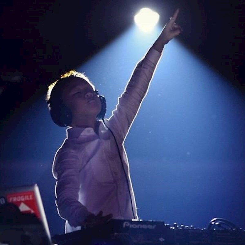 12. "Moja frendica sinoć se udala. DJ je bio njezin 6-godišnji sin. I rasturio je!!"