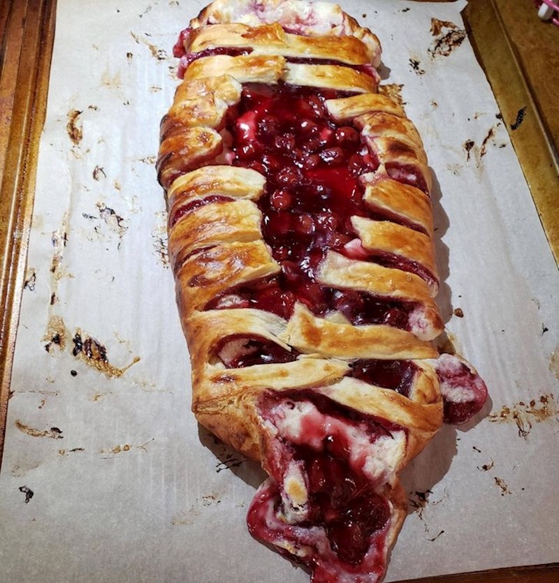 16. Pokušala je napraviti lisnatu pletenicu od trešanja, na kraju je ispao savršen kolač za Noć vještica.😜