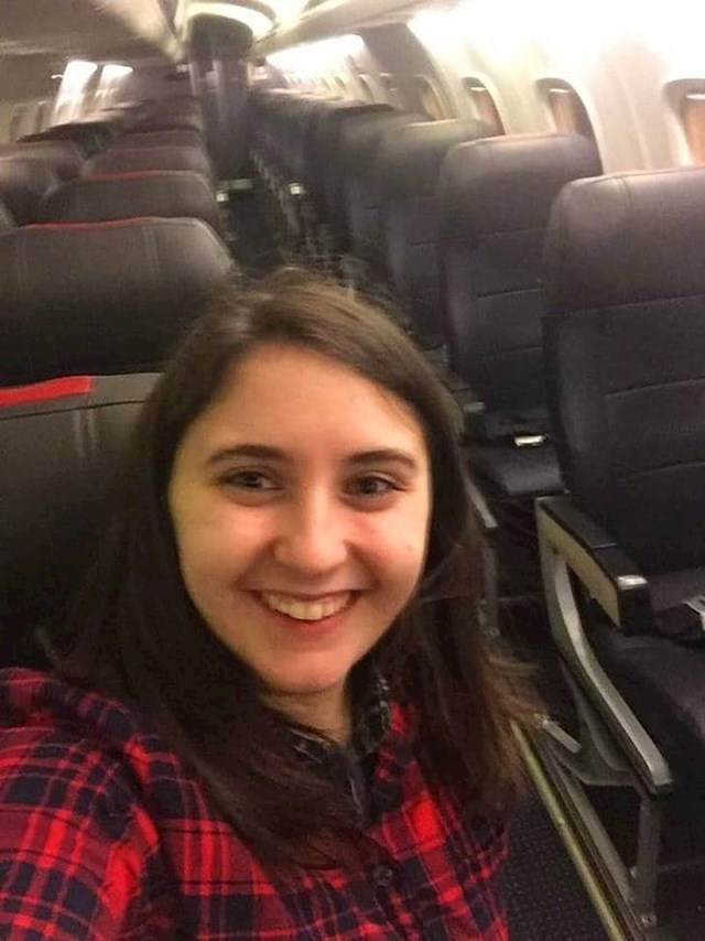11. Putovala je potpuno sama u avionu!