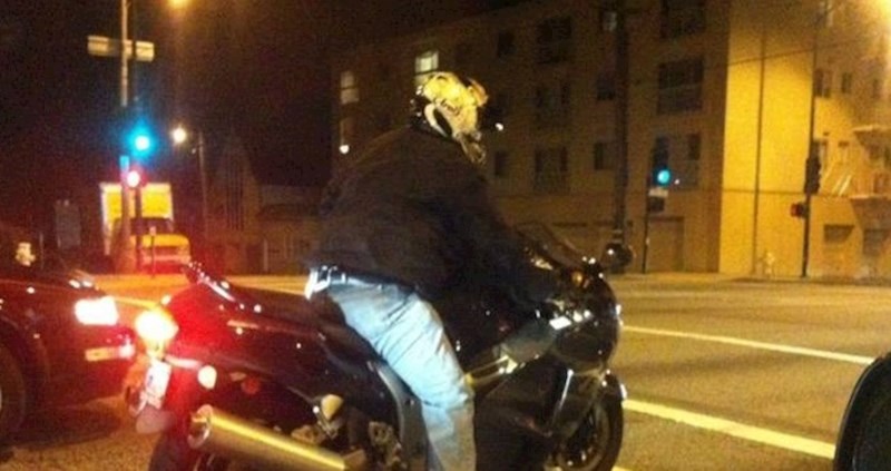 Motorist je umjesto obuće na noge stavio nešto posve suludo i sve zaprepastio