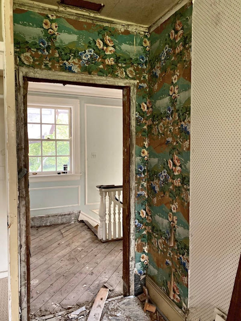 2. "Otkrili smo stare tapete."