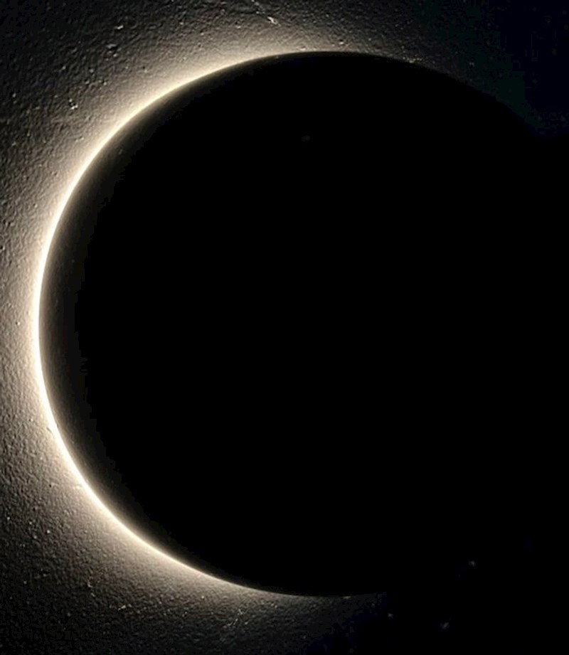 7. Ovo nije mjesec, nego stolna svjetiljka usmjerena prema zidu