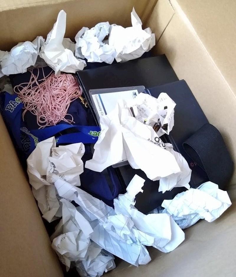 15. "Selim se za nekoliko mjeseci, pa sam se polako već krenuo pakirati. Umjesto da kupujem ambalažni materijal,  koristim stare potvrde, stari papir iz bilježnica, račune  i oglase iz pošte. "