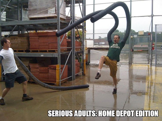 1. Ozbiljni odrasli muškarci.