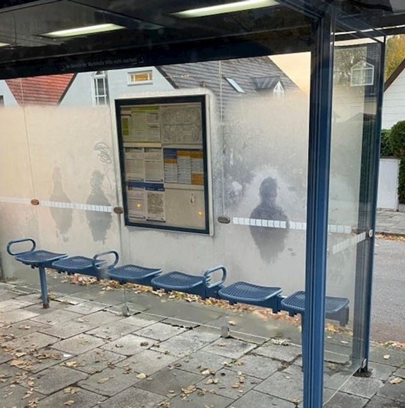 11. Duhovi čekaju bus? Ne, samo obrisi na staklu nastali od topline tijela ljudi koji su ovdje čekali autobus😁