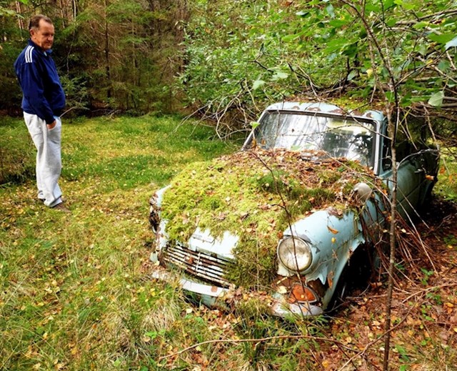 5. Čovjek je išao provjeriti je li možda auto koji mu je stao u šumi prije 40-ak godina i dalje tamo. Je!