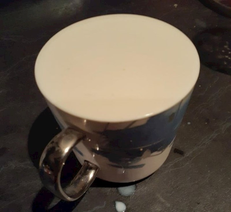 15. Šalica prepunjena mlijekom koja izgleda kao da je prazna