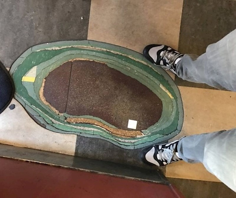 11.  Izlizani pod kod blagajne gdje se svakodnevno stoji.