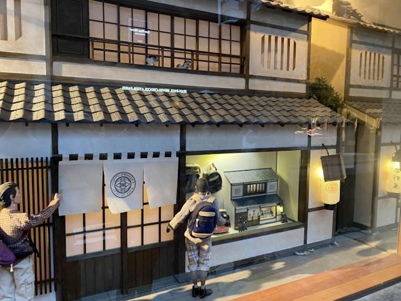 7.  Ovaj japanski dućan u izlogu ima model dućana, koji u svom izlogu također ima manji model dućana, koji ima u izlogu ima još manji model dućana. :D