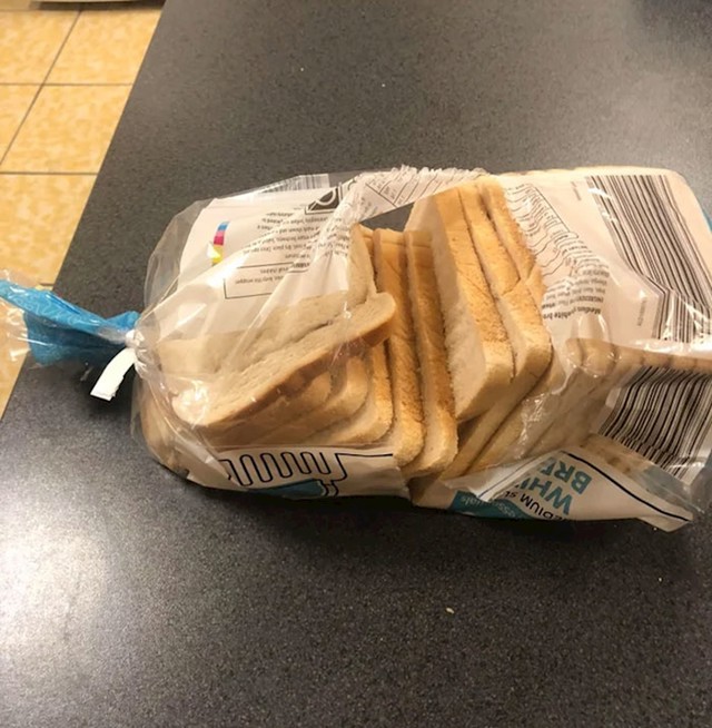 11. Kako moja kolegica otvara toast...