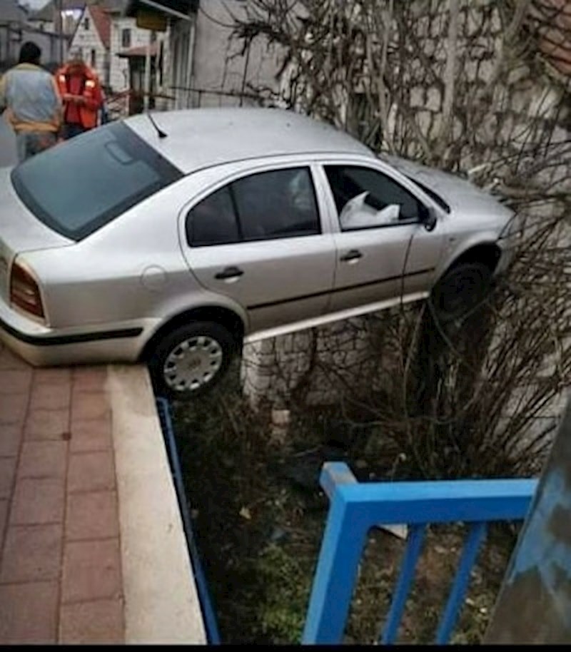 Kako je ovo vozaču pošlo za rukom?