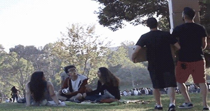 Ova dva genijalca smislila su foru na koju su digli ljude u parku