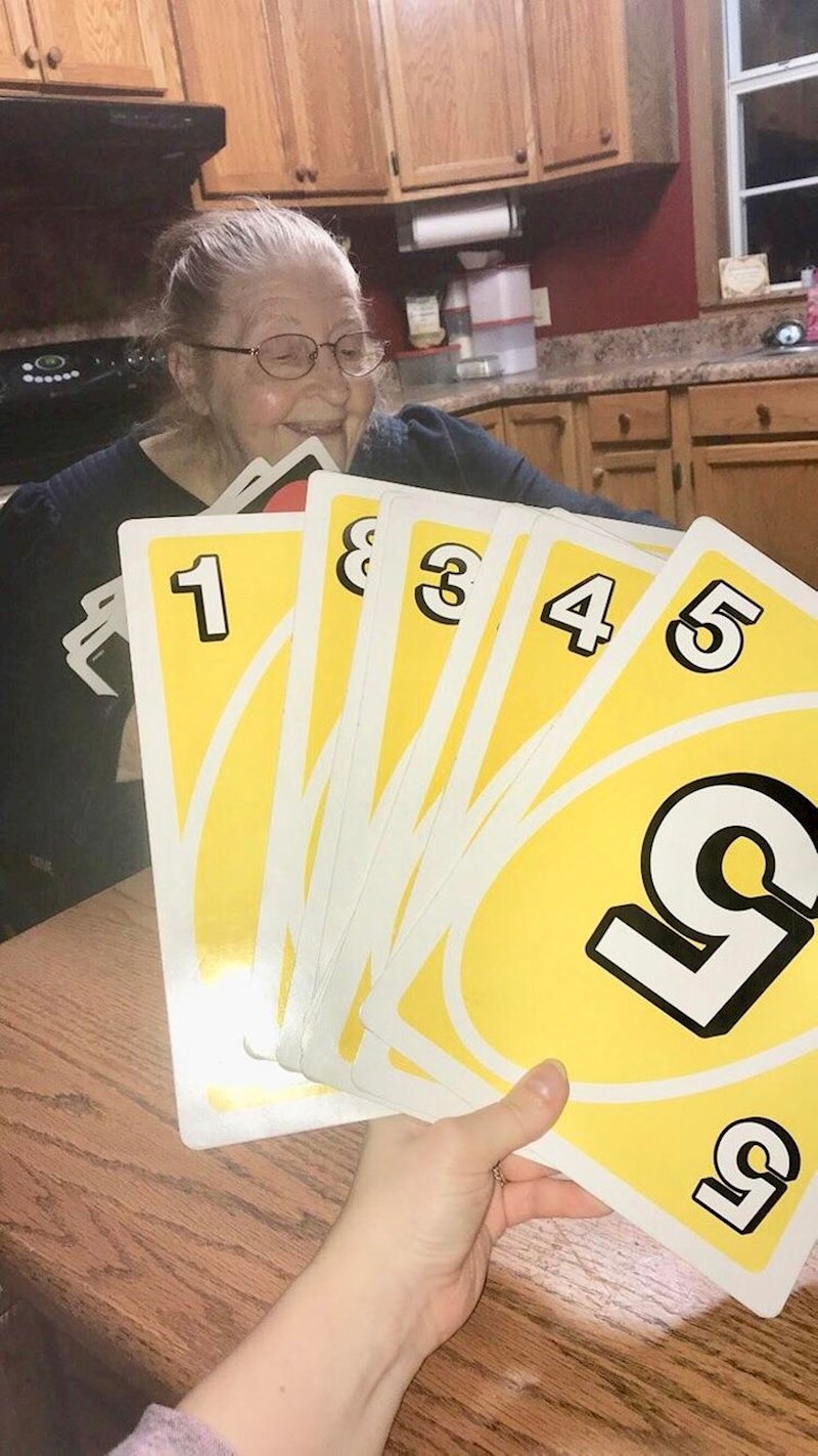 14. Moja baka gubi vid, a obožava igrati UNO. Našli smo rješenje. 😊