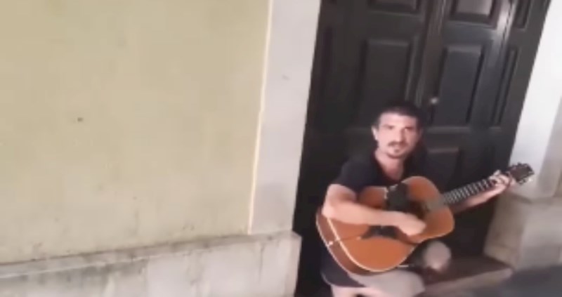 Ulični svirač iz Dalmacije ovih je dana hit na društvenim mrežama, poslušajte ovu bizarnu serenadu