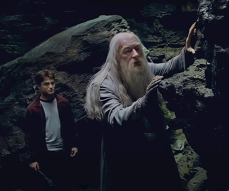11. U špilji s lažnim horkruksom, Dumbledore govori Harryju o Tomu Riddleu.