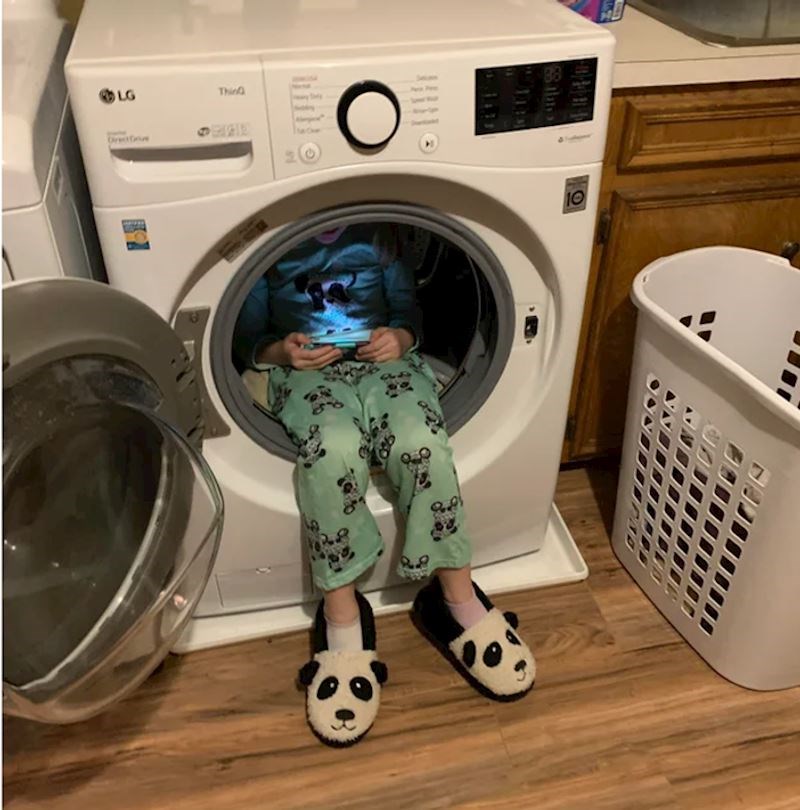 5. Pronašla je svojeg sina kako igra igrice u perilici rublja.