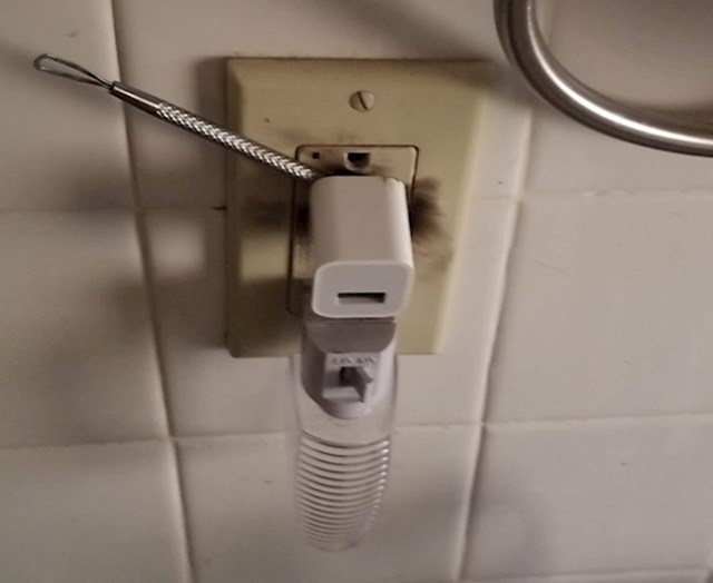 11. "Moja kćerka nakon pranja ruku nije mogla izvaditi punjač za telefon sa zida. Stoga je odlučila upotrijebiti ovaj metalni alat. Srećom, ona je dobro. "